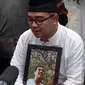 Farhan di pemakaman sang putra, Muhammad Ridzky Khalid di TPU Tanah Kusir, Jakarta. [Foto: Hernowo Anggie/Liputan6.com]