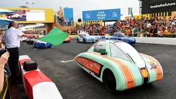 Peserta memacu mobilnya saat balapan final European Drivers World Championship Shell Make the Future Live di mulai di London (28/5). (Mark Pain / Shell via AP Images)