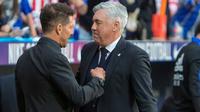 Diego Simeone dan Carlo Ancelotti pada laga Derbi Madrid (c) La Liga
