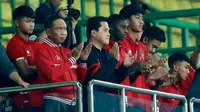 Ketua PSSI, Erick Thohir, bersama pemain Timnas Indonesia U-20 menonton laga Timnas Indonesia melawan Burundi pada pertandingan kedua FIFA Matchday di Stadion Patriot Candrabhaga, Bekasi, Selasa (28/3/2023). (Bola.com/M Iqbal Ichsan)