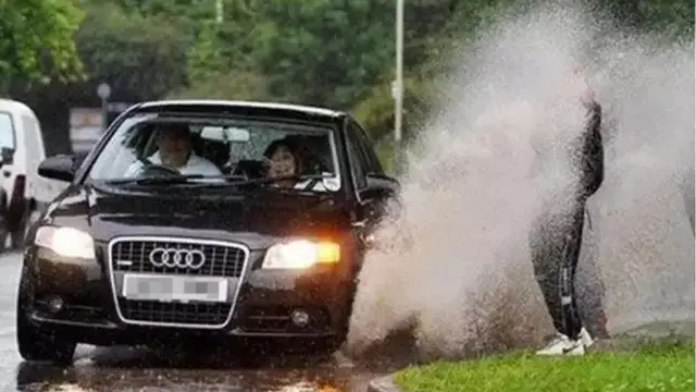 6 Momen Apes Jalan Kaki ketika Hujan Bikin Elus Dada, Jadi Basah Kuyup