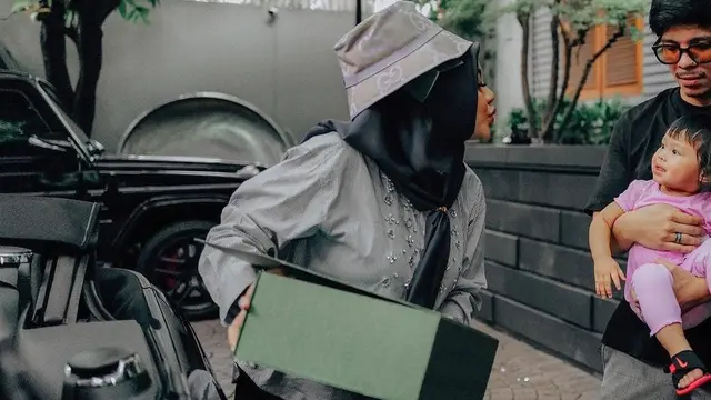 Potret Wajah Bahagia Aurel Hermansyah Dapat Hadiah Mobil