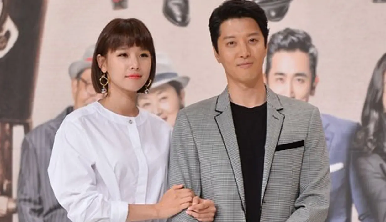 Dengan menuliskan pengumuman ini, Lee Dong Gun berharap agar para penggemarnya turut merasakan kebahagiaan yang tengah dirasakannya bersama sang istri, Cho Yoon Hee, saat ini. (doc.Koreaboo)