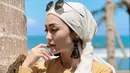 Meski sudah lama memutuskan mengenakan hijab, model kerudung yang ia kenakan kerap menjadi sorotan netizen. Tak lain gaya hijabnya yang tak menutupi leher. (Liputan6.com/IG/@imelpc).