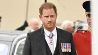 Pangeran Harry tidak mengenakan atribut formal dalam Penobatan Raja Charles III. (Dok. Twitter/@dior)