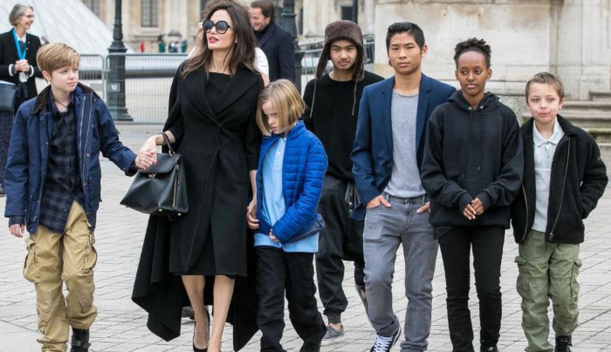 Angelina Jolie tak masalah ketika banyak berita yang mengatakan dirinya sangat memanjakan anak-anak. (Who What Wear)