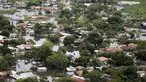 Pandangan udara saat sebagian rumah terendam banjir di Asuncion, Paraguay, Senin (28/12). Bencana banjir di negara wilayah Amerika Selatan itu bahkan disebut sebagai yang paling parah dalam kurun waktu 23 tahun terakhir. (REUTERS/Jorge Adorno)