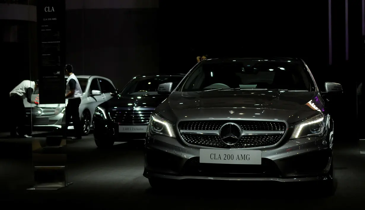 Pekerja membersihkan deretan mobil Mercedes yang dipamerkan di Indonesia Internasional Motor Show 2016 di JIEXPO Kemayoran Jakarta, Kamis (7/4/2016). Mercedes tipe CLA 200 AMG ini dibanderol 719 juta rupiah on the road. (Liputan6.com/Helmi Fithriansyah)