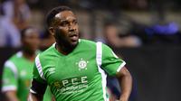 Pemain Nigeria Jay-Jay Okocha saat mengikuti turnamen Star Sixes antara Nigeria melawan China di O2 Arena di London (13/7). Turnamen ini dimainkan 12 orang (6 lawan 6) dalam satu lapangan indoor. (AFP Photo/Olly Greenwood)