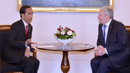 Presiden Jokowi saat bertemu dengan Presiden Jerman Joachim Gauck, Jerman, Senin (18/4). Jokowi berharap Negara Jerman dapat memahami kebijakan Indonesia yang menerapkan hukuman mati bagi terpidana kasus narkoba. (Biro Pers Setpres)