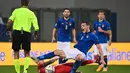 Gelandang Polandia, Jacek Goralski (bawah), menjatuhkan striker Italia, Andrea Belotti dalam laga UEFA Nations League Grup A1 di Stadion Mapei, Italia, Senin (16/11/2020) dini hari WIB. Polandia kalah 0-2 dari Italia. (AFP/Miguel Medina)