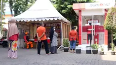 Warga antre untuk melakukan penarikan uang bantuan sosial tunai (BST) di ATM Bank DKI di Jakarta, Selasa (20/7/2021). Pemprov DKI Jakarta resmi mencairkan BST kepada warga DKI Jakarta. (Liputan6.com/Angga Yuniar)