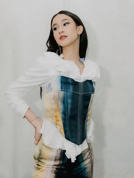 Di potret lainnya, Kesiya memadukan blouse putih dengan korset tie dye dan celana bermotif serupa [instagram/keisyalevronka]