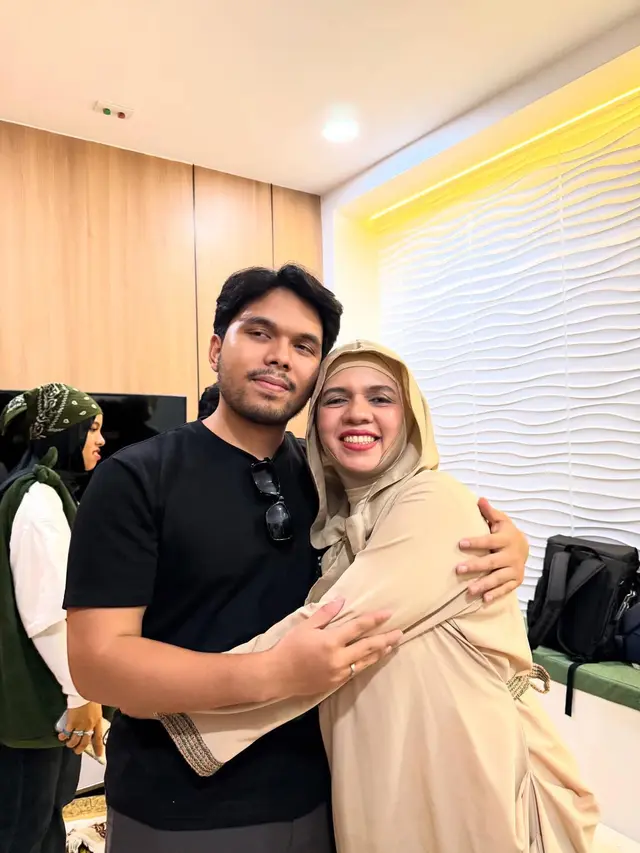 Gaya Geni Faruk, Reza Artamevia, dan Angelina Sondakh Jenguk Aaliyah Massaid, Pakai Hijau Mleyot dan Hijab Lilit Khas Gen Z