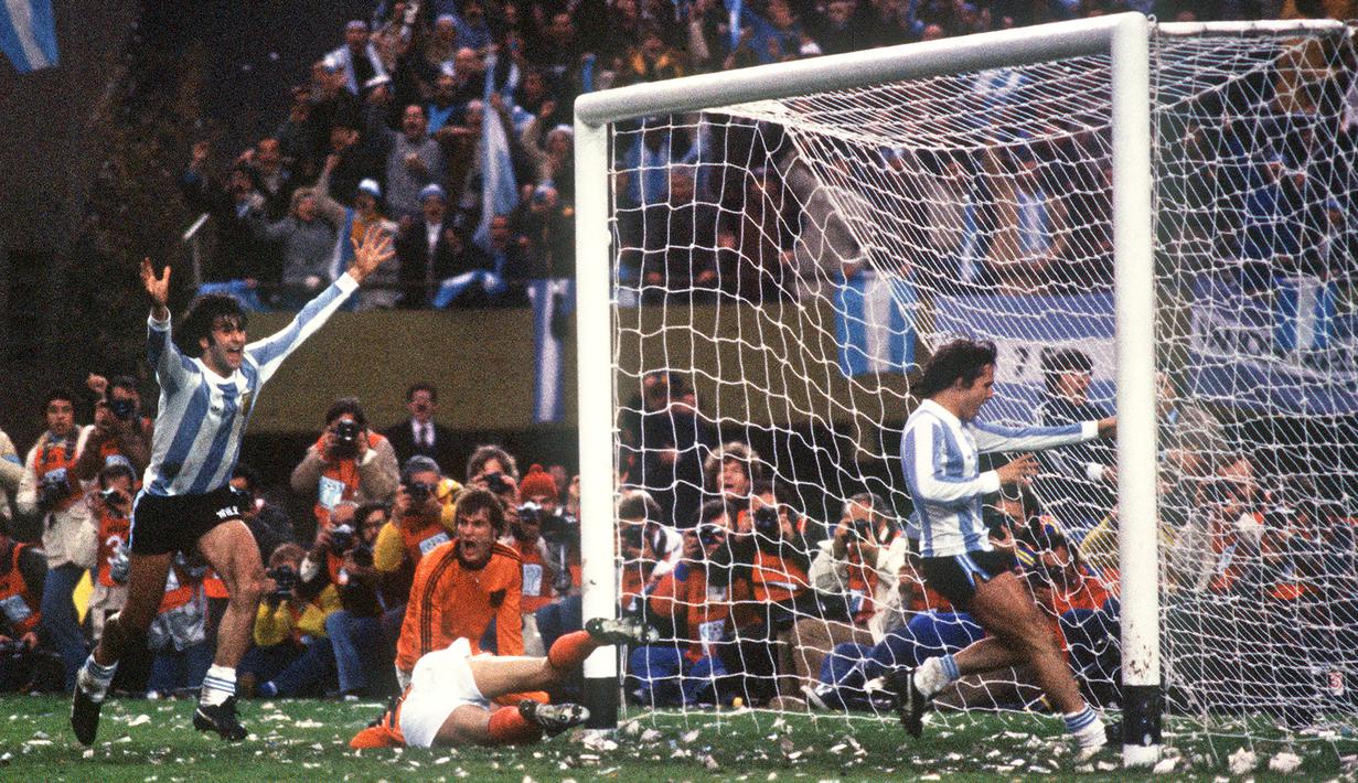 Mario Kempes. Eks striker berusia 68 tahun yang pensiun pada Juli 1996 bersama Pelita Jaya ini tercatat total mengoleksi 18 caps bersama Argentina di ajang Piala Dunia. Jumlah tersebut dicatatkannyanya dalam 3 edisi Piala Dunia, yaitu mulai 1974 hingga 1982. Prestasi terbaiknya yaitu saat membawa Argentina menjadi juara pada edisi 1978 saat menjadi tuan rumah setelah menang 3-1 (1-1) atas Belanda lewat perpanjangan waktu di partai final. Mario Kempes juga dinobatkan sebagai top skor pada edisis 1978 dengan mengemas 6 gol sepanjang turnamen. (AFP/Staff)