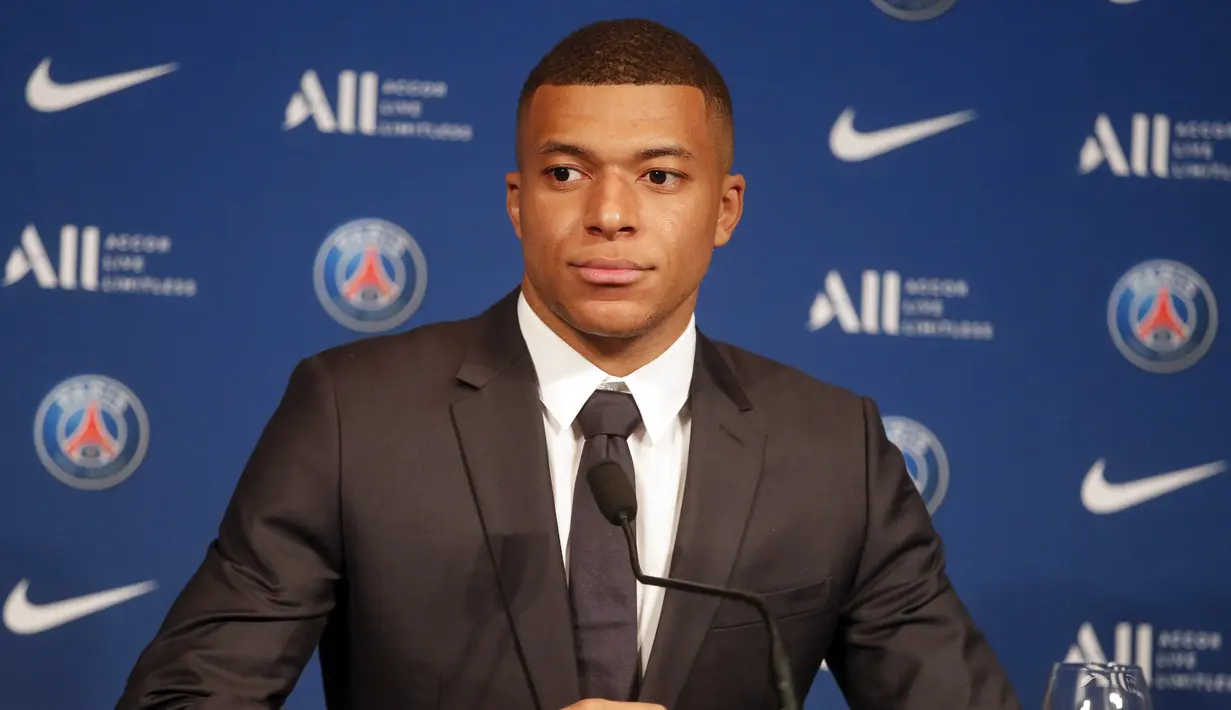 Striker Paris Saint-Germain (PSG) Kylian Mbappe saat konferensi pers di Stadion Paris des Princes, Paris, Prancis, 23 Mei 2022. Keputusan Kylian Mbappe menolak Real Madrid dan berkomitmen untuk PSG selama tiga musim lagi menandai dimulainya proyek pembangunan klub juara Liga Prancis tersebut. (AP Photo/Michel Spingler)