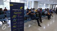 Sejumlah orang menunggu untuk mengikuti program tax amnesty di kantor pusat Direktorat Jenderal Pajak, Jakarta, Jumat (30/9). Hari terakhir ‎program tax amnesty banyak masyarakat memadati kantor pajak. (Liputan6.com/Angga Yuniar)