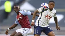 Gelandang Tottenham Hotspur, Steven Bergwijn (kanan) menguasai bola dibayangi gelandang Aston Villa, Marvelous Nakamba dalam laga lanjutan Liga Inggris 2020/2021 pekan ke-37 di Tottenham Hotspur Stadium, Rabu (19/5/2021). Tottenham kalah 1-2 dari Aston Villa . (AP/Richard Heathcote/Pool)