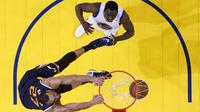 Aksi dunk Rudy Gobert pebasket Utah Jazz (bawah) tak bisa dihadang oleh Draymond Green dari Golden State Warriors. (AP Photo/Marcio Jose Sanchez)