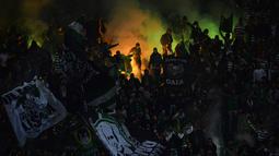 Suporter Sporting SP merayakan gol dengan menyalakan flare saat laga lanjutan liga Portugal antara Sporting SP vs FC Arouca di Stadion Alvalade, Lisbon, Sabtu (19/3/2016). (AFP/Patricia De Melo Moreira)