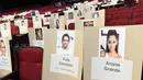 Foto penyanyi Ariana Grande dan tunangannya, Pete Davidson tertempel di tempat duduk untuk perhelatan akbar Emmy Awards 2018 di Teater Microsoft, Los Angeles, Kamis (13/9). Emmy Awards ke-70 akan digelar 17 September mendatang (Chris Pizzello/Invision/AP)
