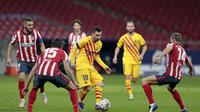 Penyerang Barcelona, Lionel Messi berusaha mengumpan bola saat bertanding melawan Atletico Madrid pada pertandingan lanjutan La Liga Spanyol di stadion Wanda Metropolitano di Madrid, Spanyol, Sabtu (21/11/2020). Atletico menang tipis atas Barcelona 1-0. (AP Photo/Bernat Armangue)