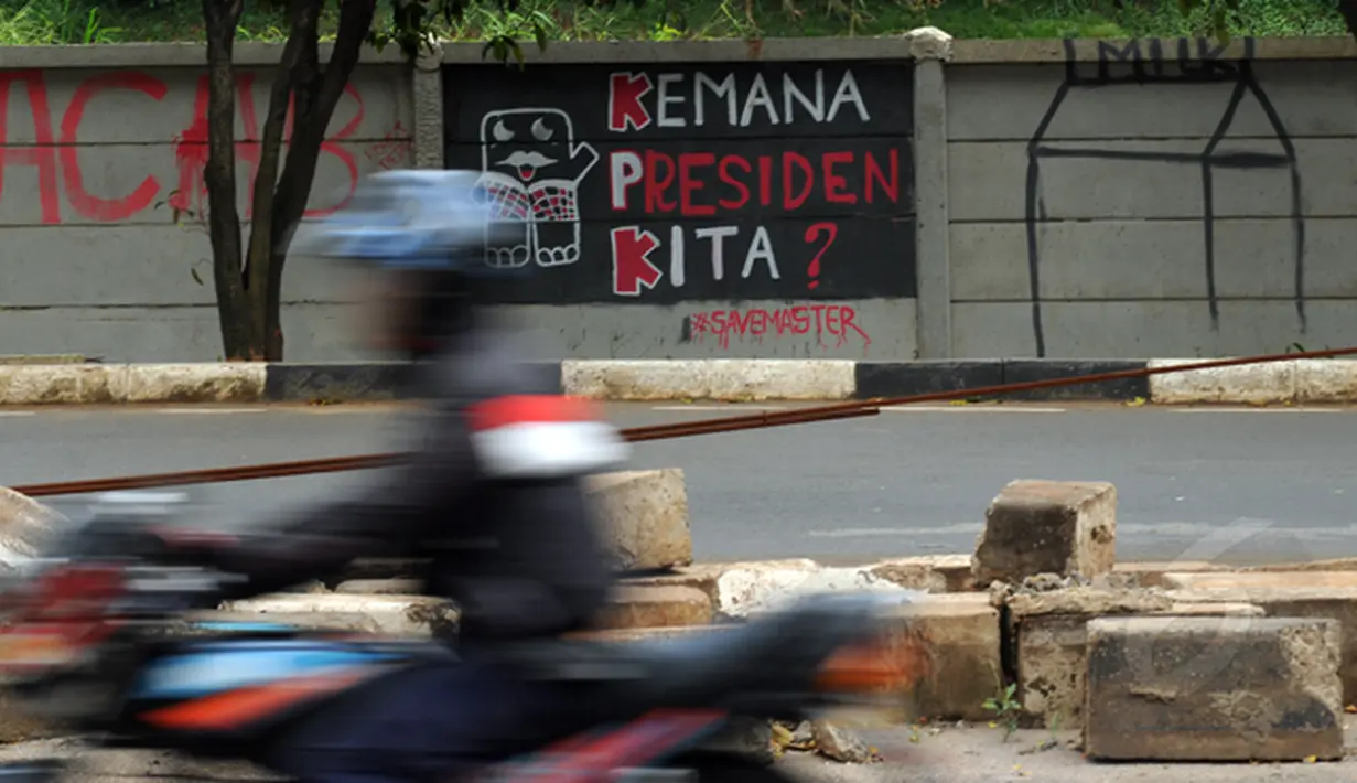 Beberapa pesan yang bernada kegelisahan dilukiskan di tembok pembatas di sepanjang Jalan Juanda, Depok, Jawa Barat. Foto diambil pada Senin (2/3/2015). (Liputan6.com/Helmi Fithriansyah)