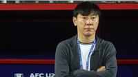 Pelatih Timnas Indonesia U-23, Shin Tae-yong saat menghadapi Irak U-23 pada laga perebutan tempat ketiga Piala Asia U-23 2024 di Abdullah bin Khalifa Stadium, Doha, Qatar, Kamis (2/5/2024). (AFP/Karim Jaafar)