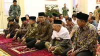 Presiden Joko Widodo didampingi Wakil Presiden Jusuf Kalla, Menteri Kabinet Kerja, Kepala Lembaga Tinggi Negara dan Ketua MUI Maruf Amin usai buka bersama di di Istana Bogor, Senin (29/5). (Liputan6.com/Angga Yuniar)