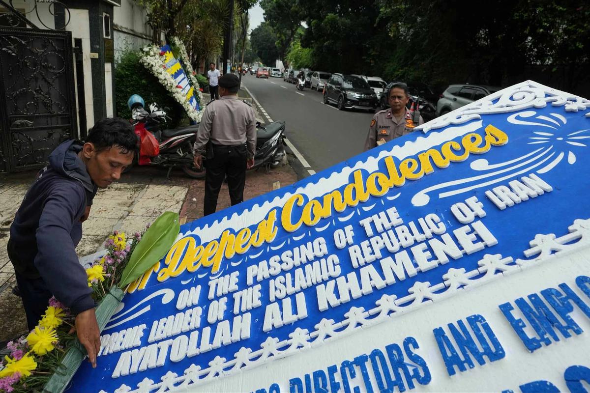 FOTO: Karangan Bunga Duka Cita untuk Ayatollah Ali Khamenei di Jakarta