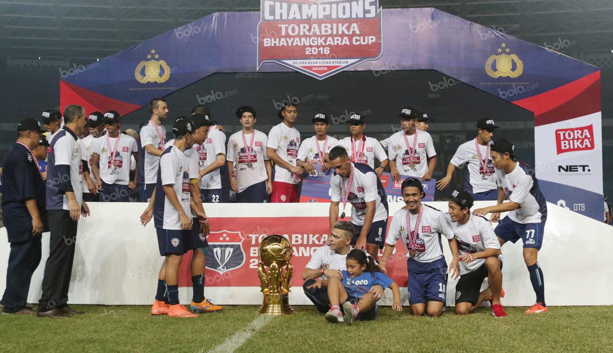 Anggota tim Arema Cronus berfoto bersama usai menjuarai Torabika Bhayangkara Cup 2016 di Stadion Utama Gelora Bung Karno, Jakarta, Minggu (3/4/2016). (Bola.com/Nicklas Hanoatubun)