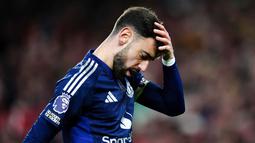 Pemain Manchester United, Bruno Fernandes, tampak kecewa setelah ditaklukkan Nottingham Forest pada lanjutan Liga Inggris di The City Ground pada Selasa (1/4/2025). (Mike Egerton/PA via AP)