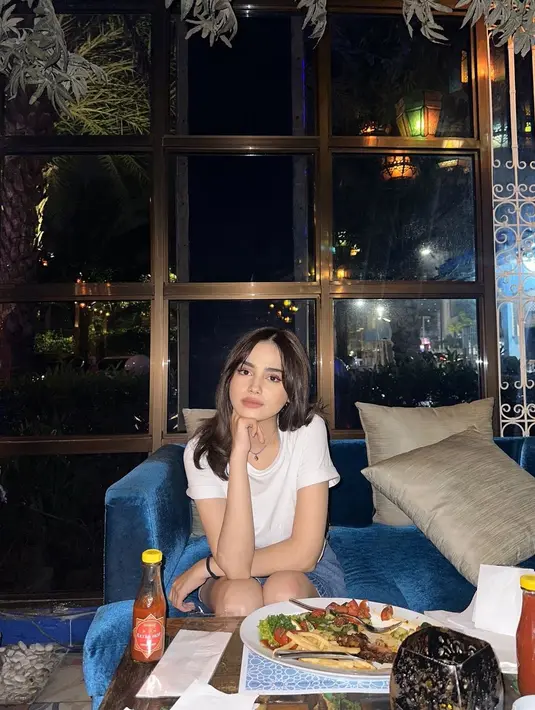 Model curtain bangs memang cocok untuk semua bentuk wajah. Potongannya bisa memberi impresi segar dan manis. Gunakan rol rambut untuk menata poni curtain bangs agar hasil lengkungannya sempurna menyerupai huruf M [@syifahadju].