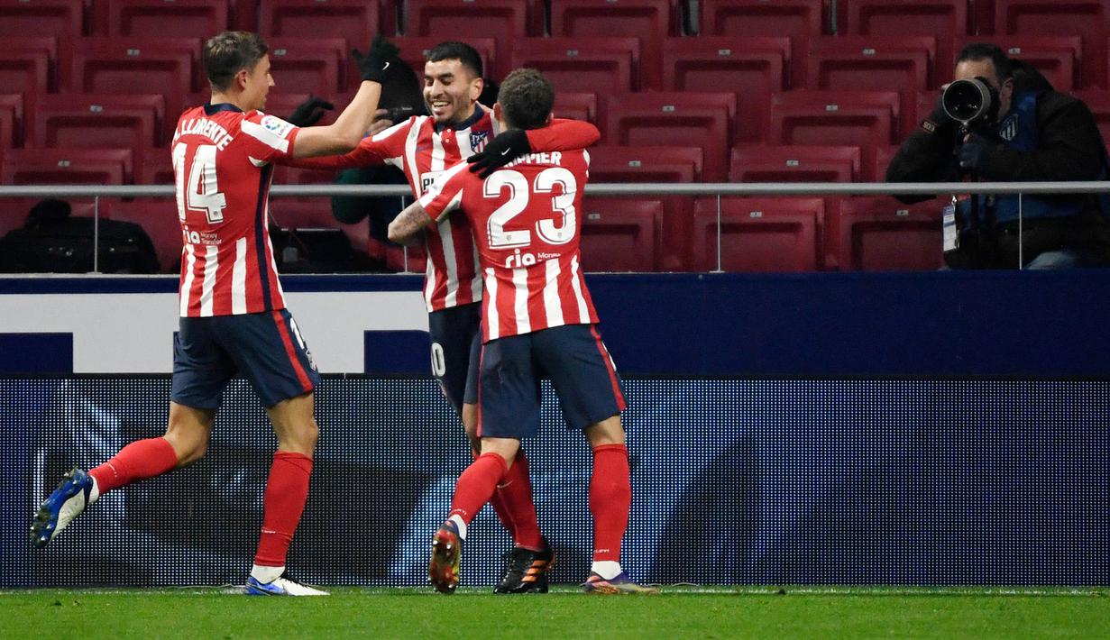 Para pemain Atletico Madrid merayakan gol yang dicetak oleh Angel Correa ke gawang Sevilla pada laga Liga Spanyol di Stadion Wanda Metropolitano, Selasa (12/1/2021). Atletico Madrid menang dengan skor 2-0. (AFP/Pierre-Philippe Marcou)