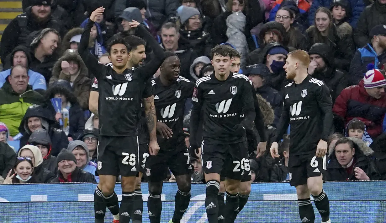 Menurunkan beberapa pemain terbaiknya, Manchester City justru tertinggal 0-1 terlebih dahulu saat laga baru berjalan empat menit. Fulham mecetak gol melalui sepakan Fabio Carvalho (kiri) usai meneruskan umpan Harry Wilson. (AP/Jon Super)