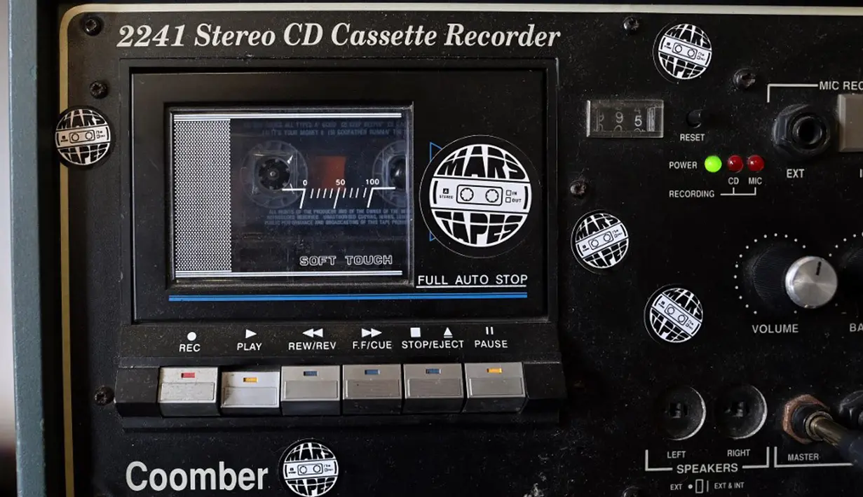 Pemutar kaset di Mars Tapes di Manchester, Inggris, 4 September 2021. Toko yang terselip pada sudut lantai atas pasar dalam ruangan di Manchester ini menjadi toko terakhir di Inggris yang didedikasikan untuk menjual kaset. (PAUL ELLIS/AFP)