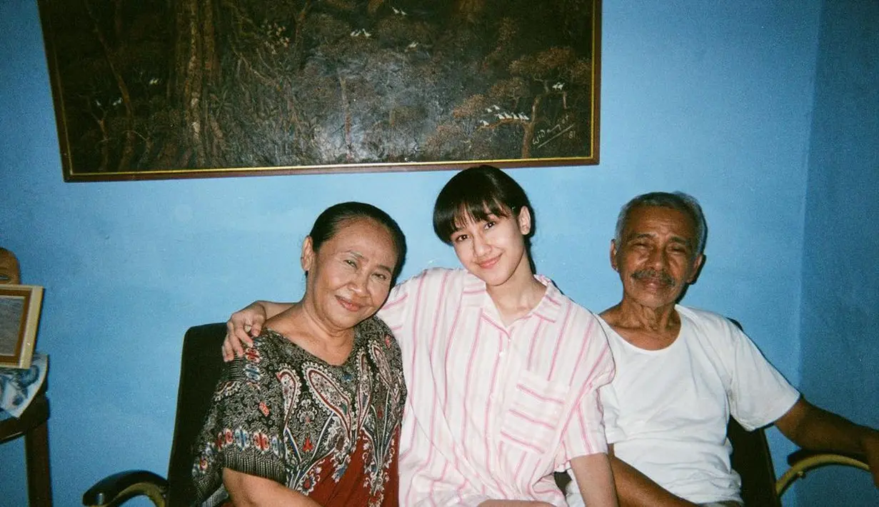 Keisya Levronka terlihat manja saat bersama ayah dan ibunya. (Foto: Instagram/@keisyalevronka)