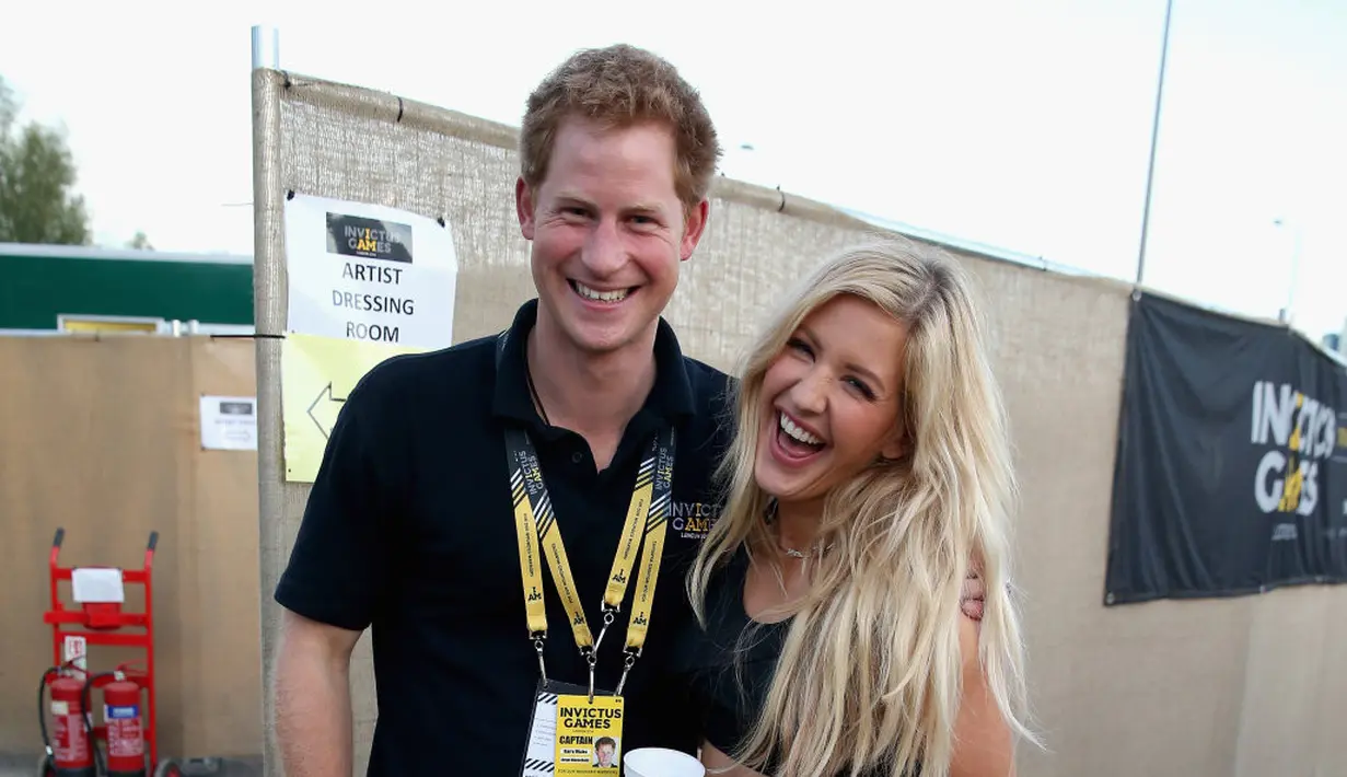Ellie Goulding dan Pangeran Harry memang nggak pernah miliki hubungan yang resmi. Namun mereka pernah tertangkap berciuman saat Audi Polo Challenge Juni 2016. (AOL.com)