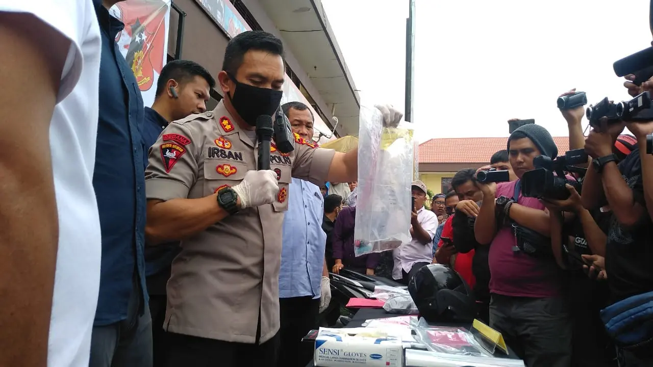 Wakil Kepala (Waka) Polrestabes Medan, AKBP Irsan Sinuhaji, saat konferensi pers kasus pembunuhan terhadap driver taksi online