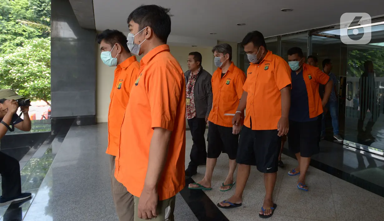 Tersangka kasus penipuan bank bergaransi digiring petugas saat dihadirkan dalam gelar perkara di Polda Metro Jaya, Jumat (20/12/2019). Polisi membekuk 6 tersangka beserta barang bukti, sementara seorang lainnya masih buron. (merdeka.com/Imam Buhori)