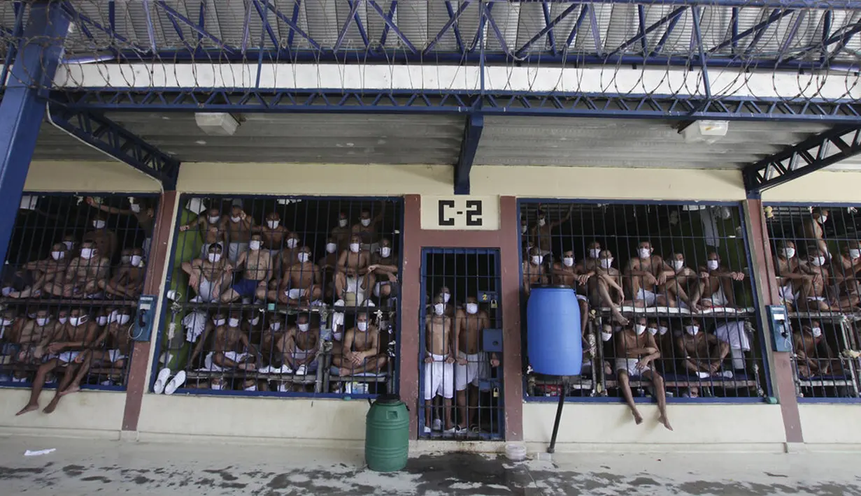 Anggota geng melihat keluar dari balik jeruji besi penjara, Quezaltepeque, El Salvador, 4 September 2020. Presiden El Salvador Nayib Bukele membantah pemerintahnya bernegosiasi dengan salah satu geng paling kuat untuk menurunkan tingkat pembunuhan dan memenangkan pemilu. (AP Photo/Salvador Melendez)