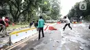 Pengunjuk rasa terlibat bentrok dengan aparat kepolisian di sekitar Patung Kuda, Jakarta Pusat, Selasa (13/10/2020). Unjuk rasa  menolak Omnibus Law Undang-Undang Cipta Kerja tersebut ricuh. (Liputan6.com/Faizal Fanani)