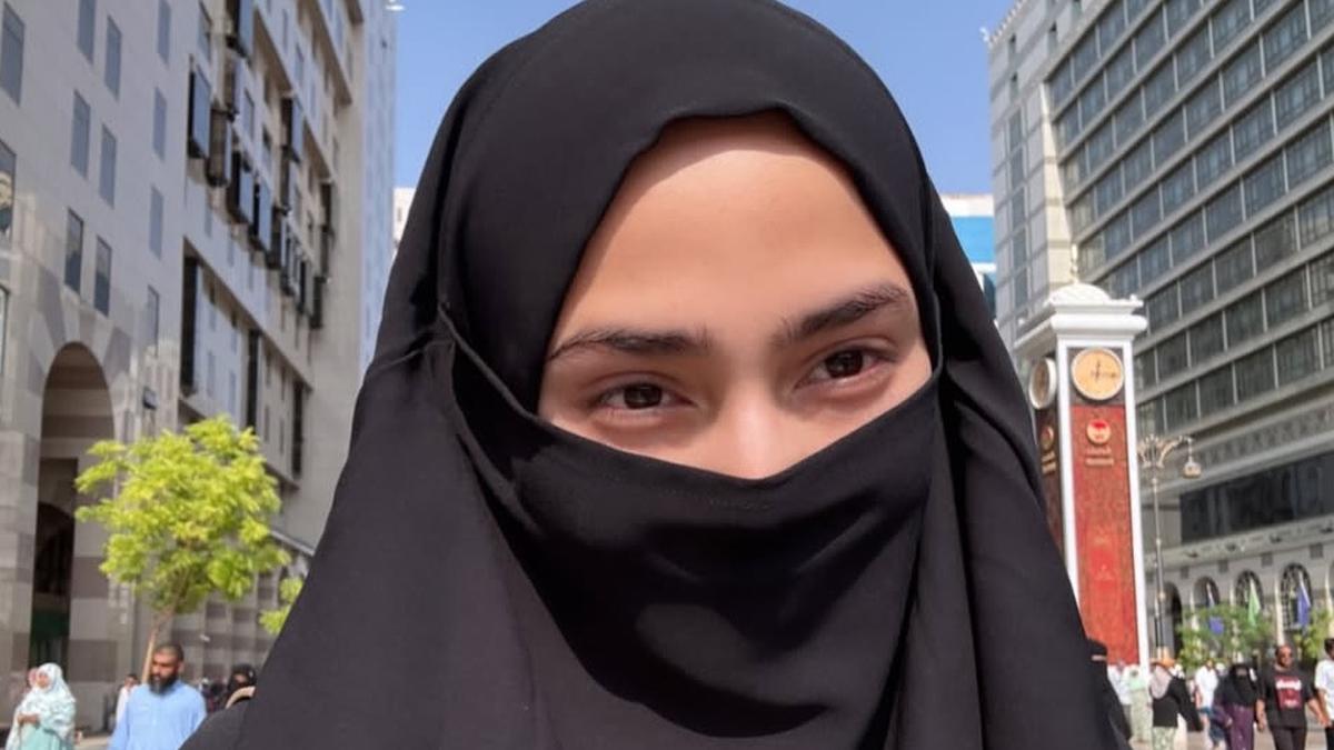 Penampilan Syifa Hadju Saat Umrah Kenakan Kerudung Bergo hingga Cadar
