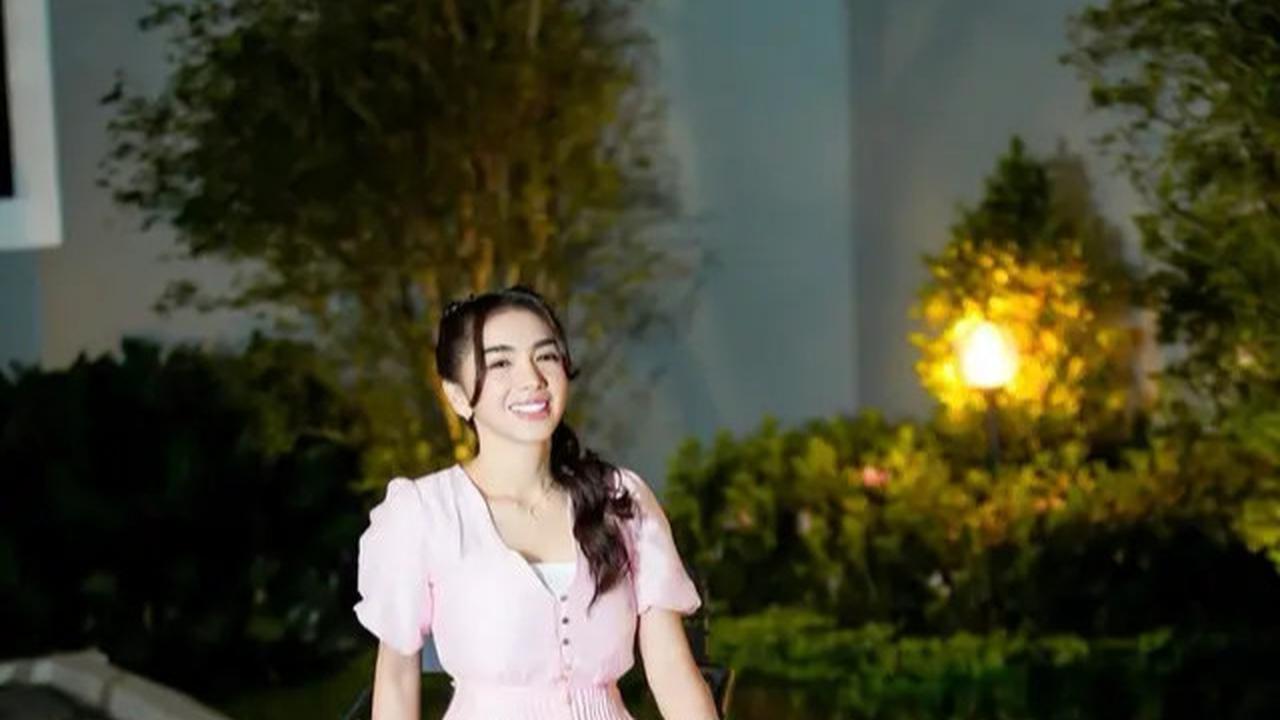 6 Gaya Angel Karamoy Pakai Dress, Tampil Manis hingga Elegan