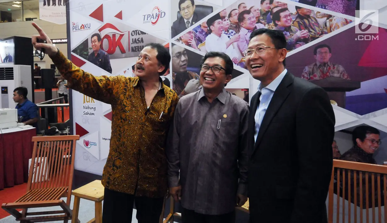 Direktur Utama PT Bursa Efek Indonesia (BEI) Tito Sulistio (kiri) bersama Ketua Dewan Komisioner OJK 2012-2017, Muliaman D Hadad saat menghadiri malam apresiasi di Gedung BEI Jakarta, Selasa (18/7). (Liputan6.com/Helmi Fithriansyah)