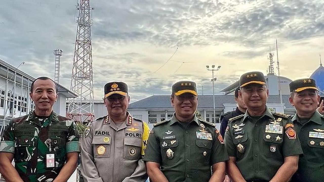 Mayjen Totok Bersama Jenderal TNI AD, AL & Komjen Polri, Ada Juga Bareng Sultan Tajir Melintir