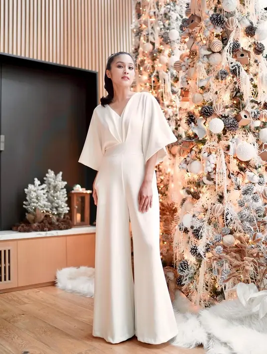 Jumpsuit dengan aksen lengan lonceng memberikan sentuhan dramatis pada tampilan. [Foto: Sandra Dewi/ Instagram]