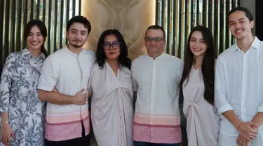 Datang ke rumah Bryan Domani di hari Lebaran, Mawar de Jongh cantik dengan baju tunik dipadukan dengan celana warna putih. Wajahnya dipoles natural dan rambutnya ditata simpel dengan disanggul. Sementara Jeremie Moeremans simpel dengan busana serba putih dan tak lupa mengikat rambut gondrongnya agar terlihat lebih rapi ketika bertemu keluarga kekasih. (Liputan6.com/IG/@megandomani1410)