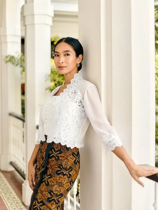 Kebaya kartini Happy Salma dimodifikasi dengan potongan pendek dan terlihat lebih modern [@happysalma]