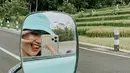 Cukup banyak selebriti yang belakangan jalani liburan ke Jogjakarta semasa pandemi. Para selebriti ini pun pilih liburan ke area persawahan yang ada di Bantul dan Kulon Progo. Selain itu lokasinya pun dekat denga pantai selatan yang memiliki suasana nyaman. (Liputan6.com/IG/@febbyrastanty)